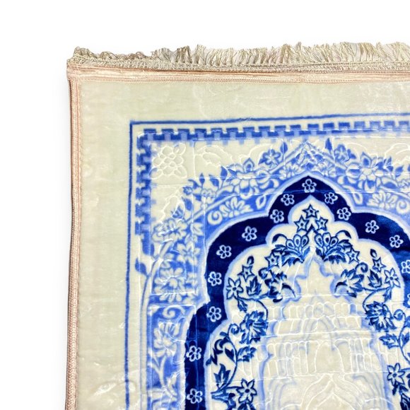 Padded Softness for Islamic Prayers: Non-Slip Prayer Mat - Picture 5 of 9